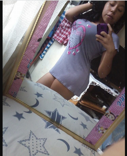 Joven bien tetona y juguetona