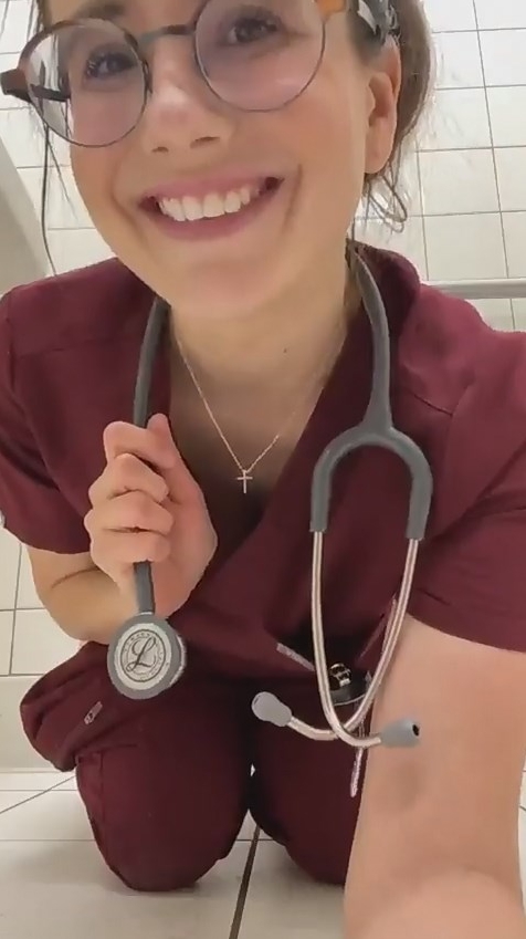 Rica Doctora Mostrando Las Nalgas