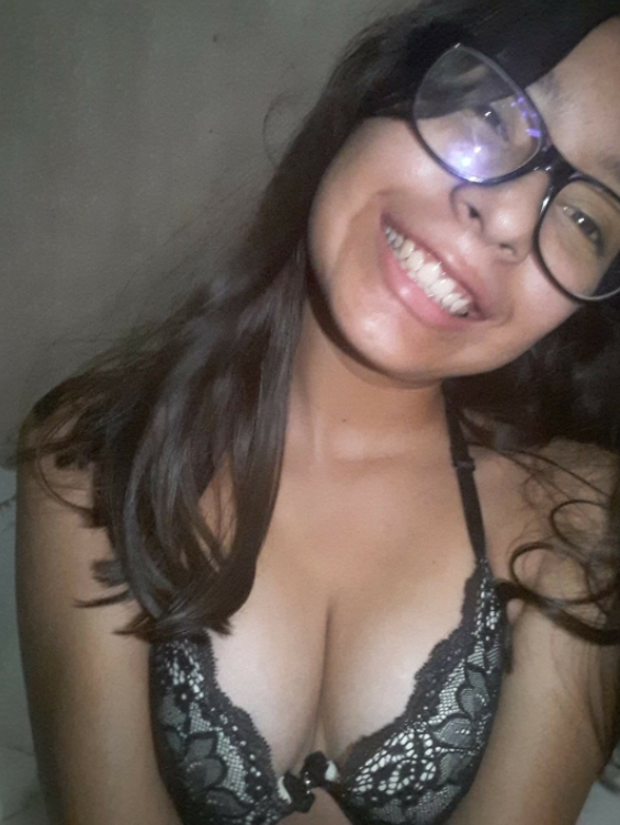 Kylie Ber Morrita Mostrando sus Pequeñas Tetas