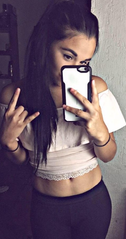 Lexiani Montero Linda Adolescente Mostrando Tetas