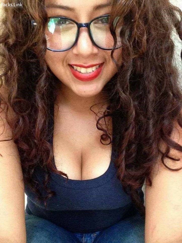 Hermosa Morena de lentes y rulos
