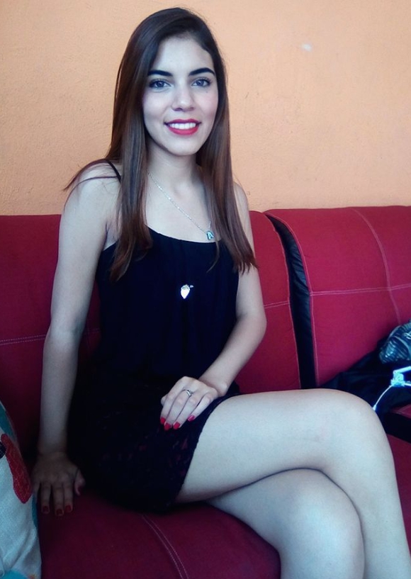 Alondra Cabrero Linda Jovencita Abierta de Piernas + Videos
