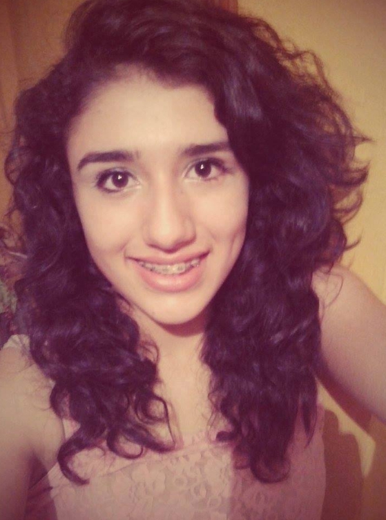 Flaca con Brackets Mostrando Sheshes