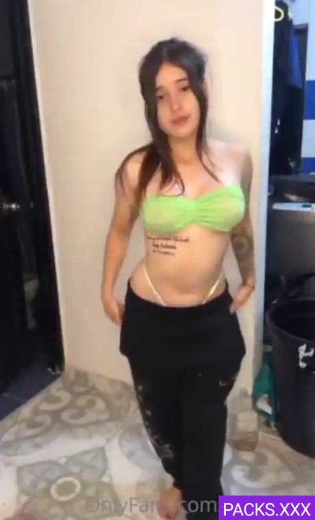 Vale rica jovencita muestra absolutamente todo
